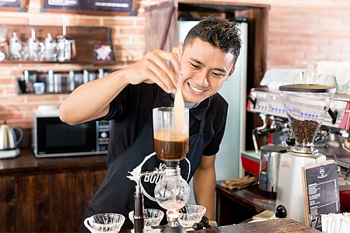Tips Ampuh Memilih Barista yang Cocok untuk Coffee Shop Anda