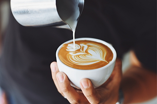 Hot Coffee Latte, Menu Minuman Hangat yang Populer