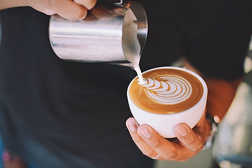 Tips Mudah Pouring untuk Membuat Latte Art, Anti Gagal!